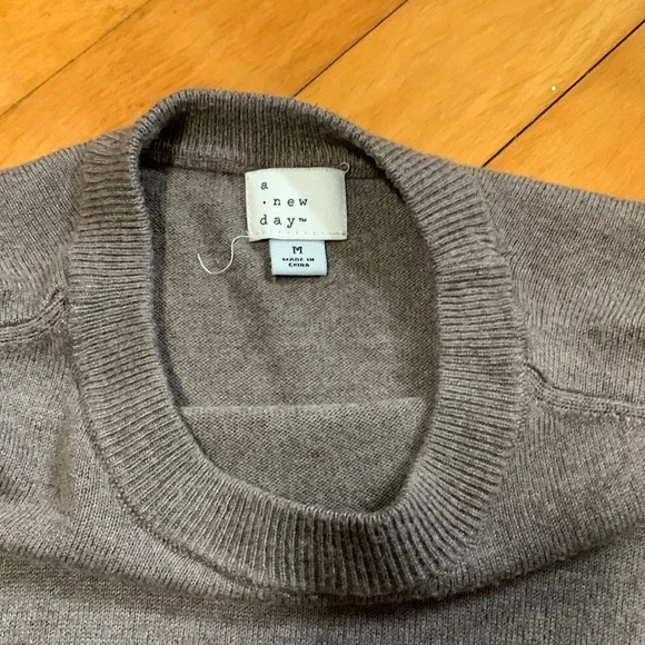 Women’s Sweater - Picture 2 of 4